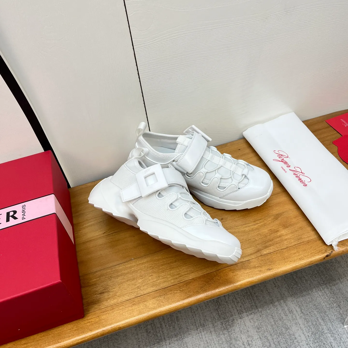 👟👟Ex-factory price 560👟👟 Genuine leather sole +30 2025 spring and summer new CHANEL white slippers, full of luxury style. The upper is decorated with iconic double C elements and is matched with exquisite plaid weaving. It is light and elegant, and the details are full of brand recognition. The simple flat bottom design fits the shape of the foot and brings a comfortable wearing experience. Whether paired with casual shorts, skirts, or simple suits, it can easily enhance the sense of fashion and highlight the wearer's exquisite taste and elegance. It is an excellent item for fashionistas to create exquisite looks. Color: black white